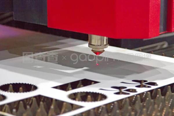 激光平板金屬切割機即將啟動。