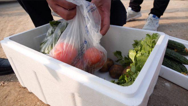 農(nóng)產(chǎn)品的銷售鏈中斷,致使超市內(nèi)的果蔬價(jià)格大幅上升,城市社群對(duì)低價(jià)